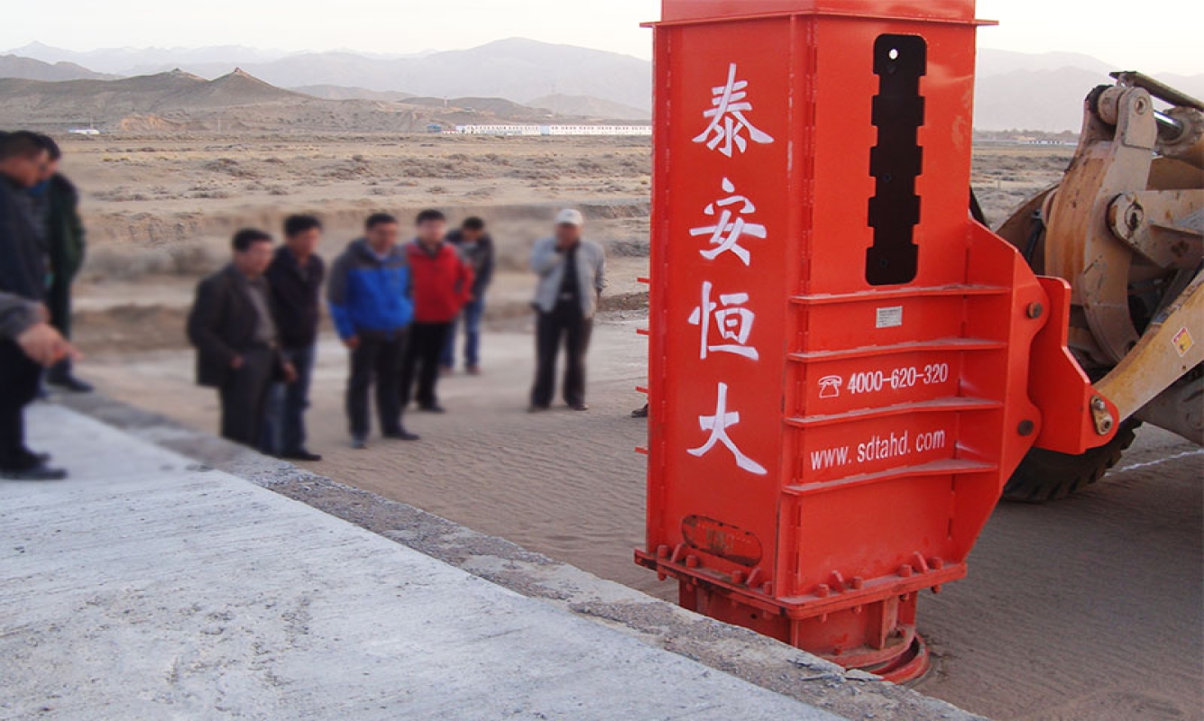 50鏟車(chē)液壓夯實(shí)機(jī)在京藏高速茶格段的應(yīng)用